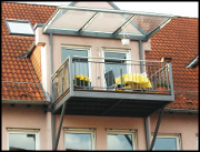 1-teilige Anbaubalkonanlage mit Wandabhngung und Balkonberdachung