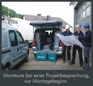 Monteure beim Besprechen einer Zeichnung vor Montagebeginn